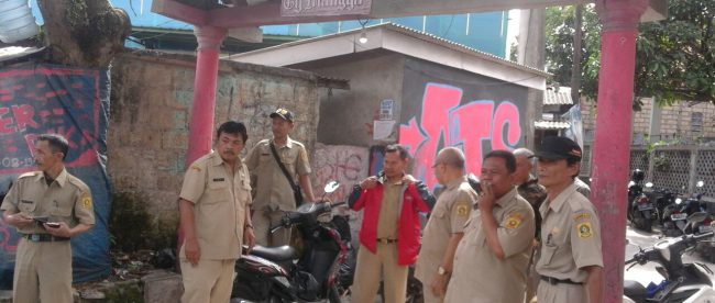 Kades Sukamantri (kedua dari kanan) dan sejumlah staf kades dan staf kecamatan Tamansari, Bogor (dok. KM)