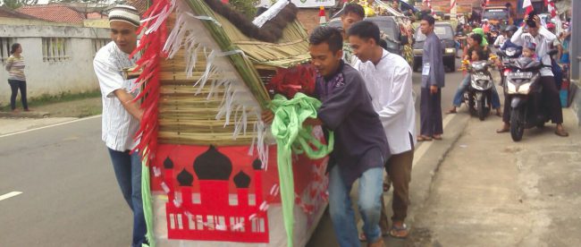 Salah satu dondang yang dibawa pada Pawai Dondang Maulid Nabi Muhammad SAW di Desa Kalong I Leuwisadeng, Selasa 20/12 (dok. KM)