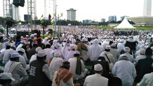 Lautan manusia saat "Aksi Super Damai Bela Islam" di Silang Monas, Jumat 2/12 (dok. KM)