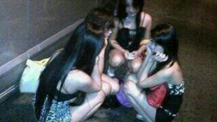 Sejumlah PSK yang mangkal di pinggiran jalan raya pada malam hari (stock)