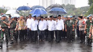 Presiden RI dan rombongannya berjalan dari Istana Merdeka menuju Monas untuk mengikuti aksi "Bela Islam III" di Monas, Jakarta Pusat (dok. KM)