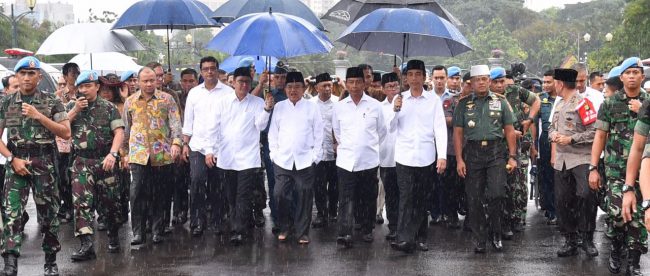 Presiden RI dan rombongannya berjalan dari Istana Merdeka menuju Monas untuk mengikuti aksi 