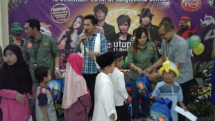 Anak yatim piatu menerima santunan dari pengelola Jungleland Sentul, Sabtu 10/12 (dok. KM)