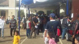 Suasana di luar PN Cibinong dengan massa yang berdatangan untuk mengikuti sidang tilang, Jumat 16/12 (dok. KM)