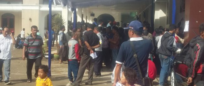 Suasana di luar PN Cibinong dengan massa yang berdatangan untuk mengikuti sidang tilang, Jumat 16/12 (dok. KM)
