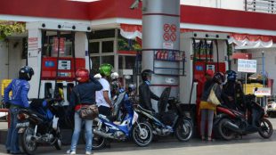 Antrian motor di SPBU (stock)