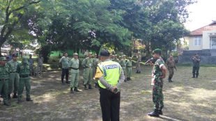Danramil 2120 Ciomas Peltu Pranowo dan Kapolsek Tamansari Iptu Nurhidayat dan jajaran linmas se-Kecamatan Tamansari (dok. KM)