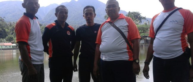 Ketua Paguyuban Warga Tamansari H. Wito (kedua dari kanan), bersama pengurus lainnya di Situ Tamansari (dok. KM)