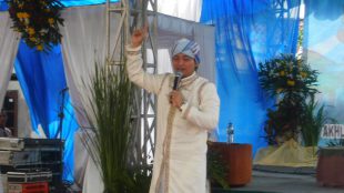 Dai Ustadz Jaka Tarub memberikan ceramah pada peringatan Maulid Nabi SAW di Masjid Al Ikhlash, Cipayung, Depok, Minggu 11/12 (dok. KM)