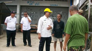 Wakil Bupati Cianjur Herman Suherman (tengah) meninjau proyek peningkatan jalan di Cianjur, Rabu 14/12 (dok. KM)