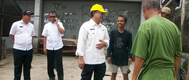 Wakil Bupati Cianjur Herman Suherman (tengah) meninjau proyek peningkatan jalan di Cianjur, Rabu 14/12 (dok. KM)