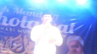 Lurah Tugu Syaiful Hidayat saat memberikan sambutan pada peringatan Maulid di kelurahan Tugu, Sabtu malam 14/1 (dok. KM)