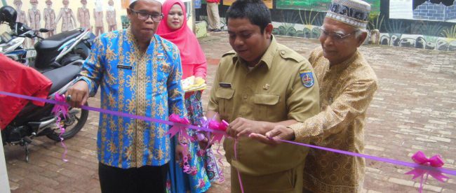 Peresmian Gedung kelas baru oleh Kasubag UPT Pendidikan Cimanggis Syahir, Kepsek SDN Curug 2 Endang Wahyudi, Anggota Komite Sekolah H. Soebekti (dok. KM)
