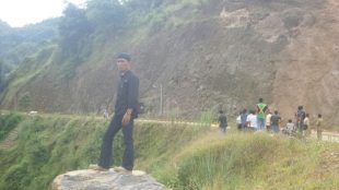 Ali Taufan Vinaya (ATV) saat mengamati kondisi sungai Cianten, Pamijahan (dok. KM)