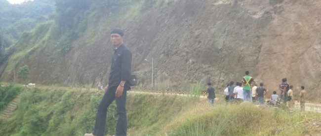 Ali Taufan Vinaya (ATV) saat mengamati kondisi sungai Cianten, Pamijahan (dok. KM)