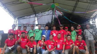 Ketua Paguyuban Angkot Boogie Nandang (tengah, baji hijau) bersama ustad M. Ishak Faris (tengah, jas biru), berserta panitia event HUT Paguyuban, Sukaharja 14/1 (dok. KM)