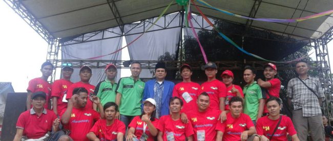 Ketua Paguyuban Angkot Boogie Nandang (tengah, baji hijau) bersama ustad M. Ishak Faris (tengah, jas biru), berserta panitia event HUT Paguyuban, Sukaharja 14/1 (dok. KM)