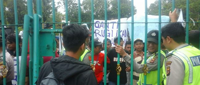 Ratusan petani ikan Pamijahan berunjuk rasa di depan Gedung DPRD Kabupaten Bogor, Kamis 5/1 (dok. KM)