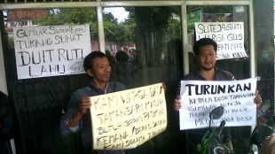 Warga Desa Tamansari berunjuk rasa di kantor kepala desa Tamansari, kecamatan Tamansari, Bogor (dok. KM)