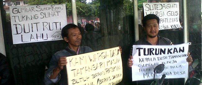 Warga Desa Tamansari berunjuk rasa di kantor kepala desa Tamansari, kecamatan Tamansari, Bogor (dok. KM)