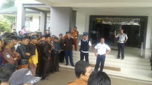 Di depan para juru parkir, Kabid menjelaskan surat tugas sudah siap ditandatangani (dok. KM)