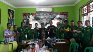 Solahuddin Dalimunthe (tengah) bersama tim suksesnya dari DPC PBB Kabupaten Bogor (dok. KM)