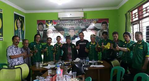 Solahuddin Dalimunthe (tengah) bersama tim suksesnya dari DPC PBB Kabupaten Bogor (dok. KM)