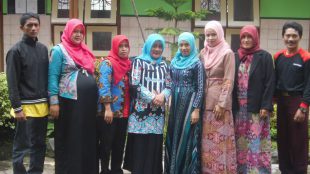 Kepsek SDN Pesanggrahan 1 Indah Wahyuningsih (tengah) bersama guru-guru SDN Pesanggrahan 1 (dok. KM)