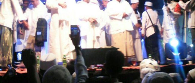 Habib Rizieq Shihab (tengah) bersama sejumlah ulama saat merayakan Maulid Nabi di Tugu, Cimanggis, Depok Sabtu malam 14/1 (dok. Mugi/KM)