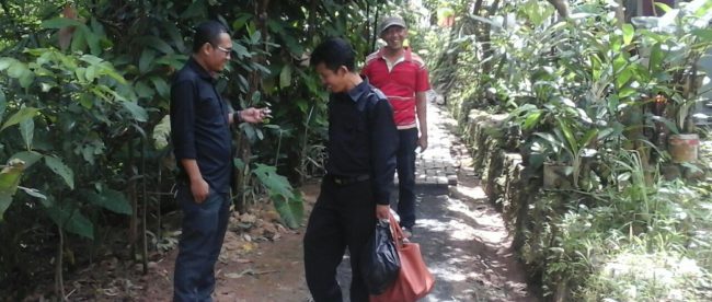 Kades Karacak, Dudi Rachmansyah (tengah) didampingi ketua RT 03/04, Komarudin (baju merah), memantau pembangunan jalan lingkungan di Kampung Lebak Sirna. (dok. KM)