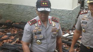 Kapolda Jawa Barat Irjen Anton Charliyan saat meninjau TKP pembakaran Sekretariat GMBI Kabupaten Bogor Minggu 15/1 (dok. KM)