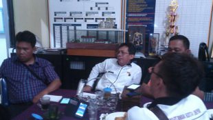 Kepsek SMAN 13 Depok M. Mahfuddin saat memberikan keterangan pada awak media (dok. KM)