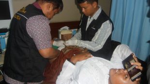 Tim medis mengkhitan salah satu peserta khitanan massal PLN Jakarta Raya, Kramat Jati 31/6 (dok. KM)