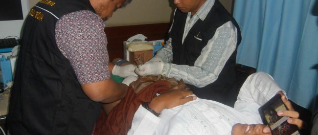 Tim medis mengkhitan salah satu peserta khitanan massal PLN Jakarta Raya, Kramat Jati 31/6 (dok. KM)