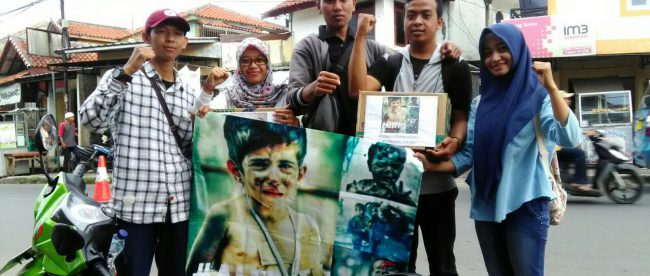 Aktivis mahasiswa yang turut serta dalam penggalangan dana bantuan untuk korban perang Aleppo di bilangan Cibungbulang, Bogor (dok. KM)