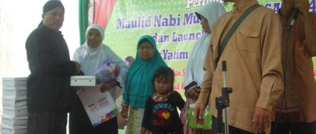 Ketua RW 06 Kel. Jatiraden, Jatisampurna, Haryanta (kiri) memberikan santunan kepada yatim dan dhuafa saat peringatan Maulid Nabi (dok. Mugi/KM)