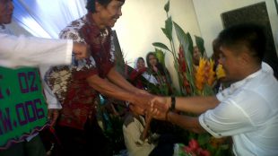 Kades Wahyu (kanan) memberi penghargaan kepada pemenang dongdang (dok. kM)