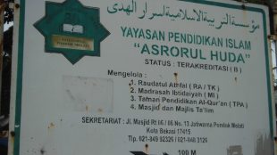 Plang Yayasan Pendidikan Islam Asrorul Huda di Jatiwarna, Kota Bekasi (dok. KM)