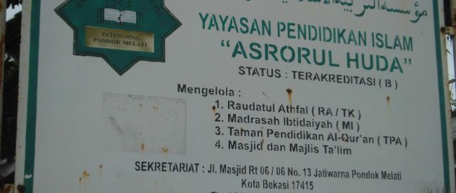 Plang Yayasan Pendidikan Islam Asrorul Huda di Jatiwarna, Kota Bekasi (dok. KM)