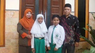 Kepala Sekolah MI Bustanul Ulum SR Fauzi (kanan) bersama para juara pidato Bahasa Arab tingkat kota Batu, Ziven dan Dian Sarah, serta pembimbing lomba pidato Nur Qomariah (dok. Mugi/KM)
