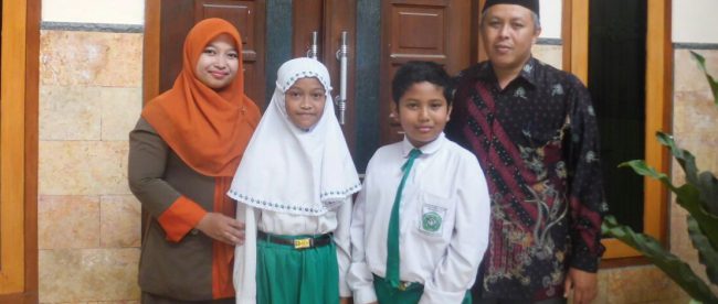 Kepala Sekolah MI Bustanul Ulum SR Fauzi (kanan) bersama para juara pidato Bahasa Arab tingkat kota Batu, Ziven dan Dian Sarah, serta pembimbing lomba pidato Nur Qomariah (dok. Mugi/KM)
