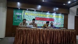 Imam Wahyudi,S.Pd Kades Pesanggrahan (No 3 dari kiri) bersama Ketua BPD (No. 2 dari kiri) saat memimpin Musrenbangdes Pesanggrahan (dok. Mugi/KM)