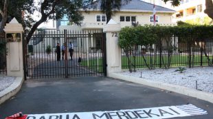 Aksi Protes Organisasi Papua Merdeka di depan KJRI Melbourne pada April 2011 silam (dok. AFP)