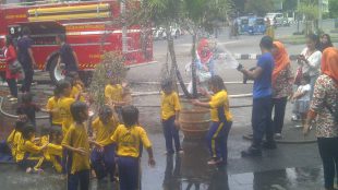 Petugas Damkar menghibur anak-anak yang berkunjung ke stasiun Damkar Cikini (dok. KM)