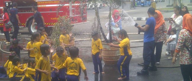 Petugas Damkar menghibur anak-anak yang berkunjung ke stasiun Damkar Cikini (dok. KM)