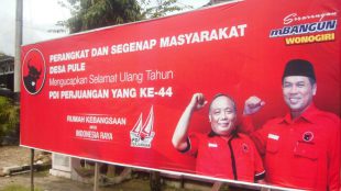 Spanduk yang terbentang jelang acara HUT PDIP di balai Desa Pule, kecamatan Selogiri (dok. Mugi/KM)