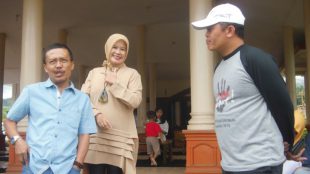 Punjul Santoso wakil walikota batu (kiri) dan istrinya bersama Kades Pujonkidul Udi Hartoko saat memberikan keterangan pada KM (dok. Mugi/KM)
