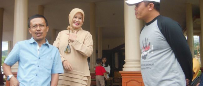 Punjul Santoso wakil walikota batu (kiri) dan istrinya bersama Kades Pujonkidul Udi Hartoko saat memberikan keterangan pada KM (dok. Mugi/KM)