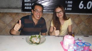 Willy dan Ida, pemilik warung makan "Sego Batman" di Pare, Kediri. (dok. KM)