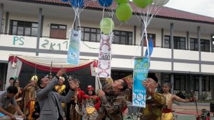 Bupati Cianjur resmikan gedung baru SMAN2 Cianjur dengan pelepasan balon (dok. KM)